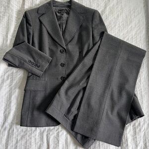 TAHARI 2-Piece Pantsuit. Grey.  Size 2